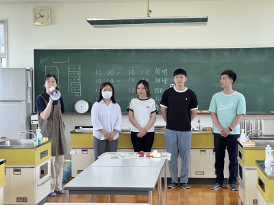 前で4人の紹介
