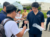 アイガモロボ使用のパドルを手に取って
